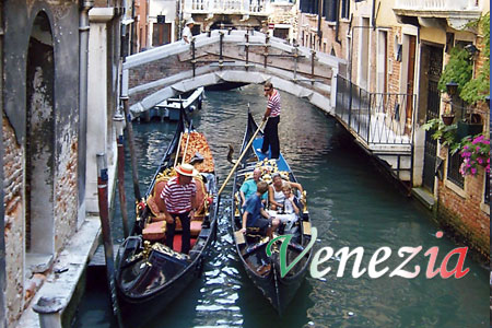 ヴェネツィア　数々の映画の舞台となったこの水の都では、ゴンドラが夢の世界へと観光客を誘い、夕日に映えるサンマルコ広場、また幻想的な夜の街並みが人々を現代と過去を行き来させます。｜イタリア旅行・イタリアツアー