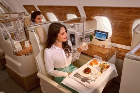 エミレーツ航空　ビジネスクラス　ミールイメージ