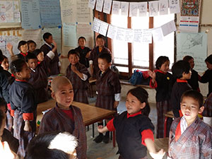 ブータン小学校で特別授業体験　図工を教えるボランティア６日間