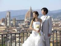 イタリア旅行　お手軽ハネムーンフォトプラン　フィレンツェの町並みを背景にウェディングドレスで記念撮影