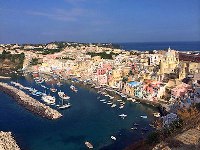 イタリア旅行　パステルカラーの港町プロチダ島とナポリ1日観光（終日、日本語アシスタント、 昼食付き）