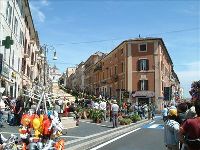 イタリア旅行　ジェンツァーノ花祭り（インフィオラータ）見学ツアー【5月29日（日）限定】（午前、日本語アシスタント）