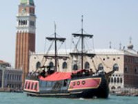 イタリア旅行　海賊気分を味わう　ガレオン船でのヴェネツィア　ディナークルーズ
