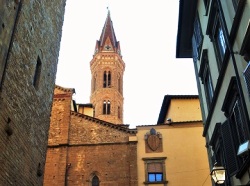 イタリア　フィレンツェ　バディアフィオレンティーナ教会を望む