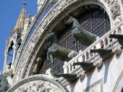 イタリア　ヴェネツィア　サンマルコ寺院　4頭の青銅