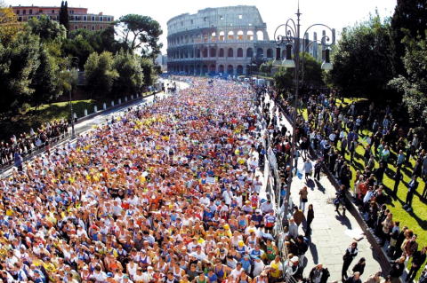 ローママラソン　コロッセオの側からスタート/イメージ